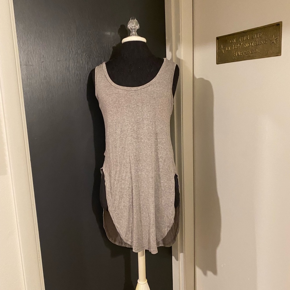 Deletta via Anthropologie Long Tank Top in Light Brown with Side Slits 💜